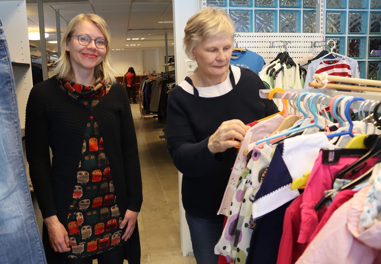 Diakoni Virpi Rinne ja Hymiksen vapaaehtoinen Arja Rautio olivat tyytyväisiä kirppiksen uuteen paikkaan.