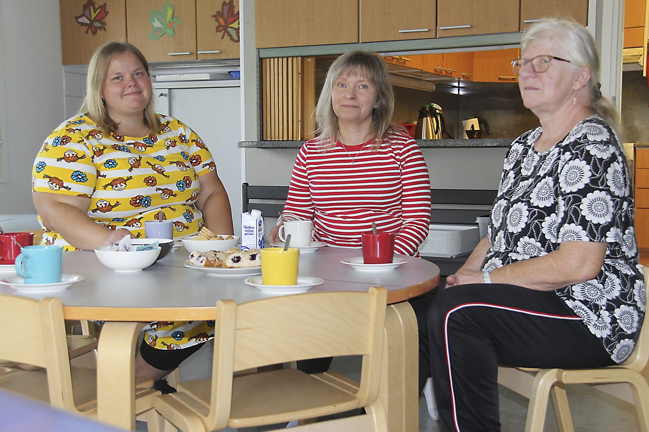 Katri Viitala, Sirkka Huhtanen ja Seija Mäyrä istahtivat yhteiseen kahvihetkeen Päiväpesän uusissa tiloissa. Lasten mitoituksella tehdyt ruokailuryhmät toimivat myös aikuisten käytössä.
