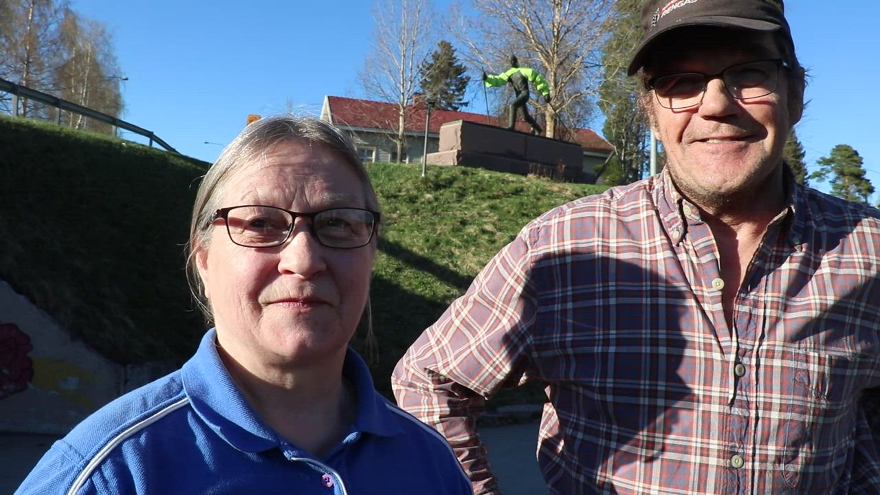 Haapaveden Hiihtäjäpatsas pukeutui vihreään boleroon –Piipot pohtivat, miten Käärijälle käy