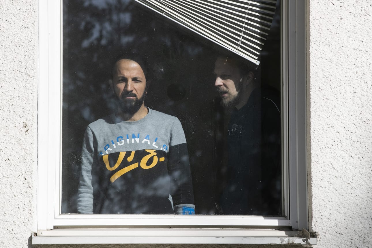 Vastaanottokeskuksen asukas Ali Guran Latif (vas.) ja johtaja Mikko Sivonen ovat totutelleet korona-arkeen ja uusiin järjestelyihin Tampereen vastaanottokeskuksessa.