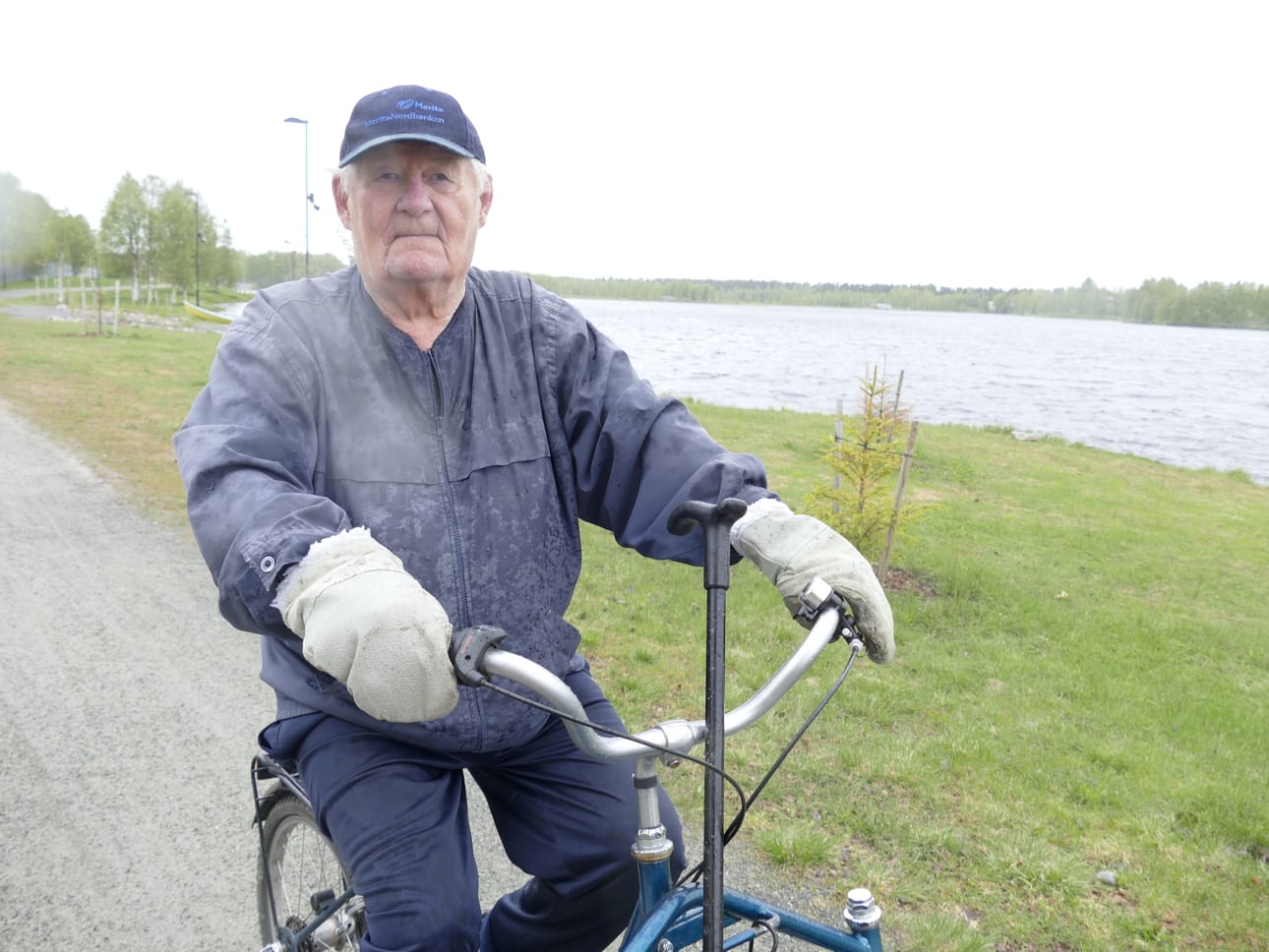 Erkki Koljonen pitää nahkakäsineitä pyöräillessään.