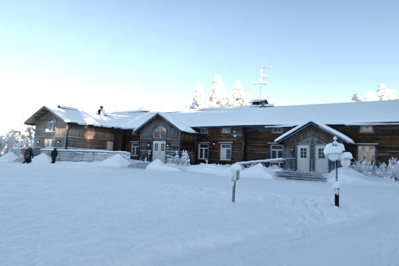 Aurinkoisen pakkaspäivän päätteeksi alkaa rauhallinen hämäryys laskeutua Saijan pihapiiriin. Matkailijat alkavat kiirehtiä Jokijärven rannalta ja jäältä sisätiloihin.