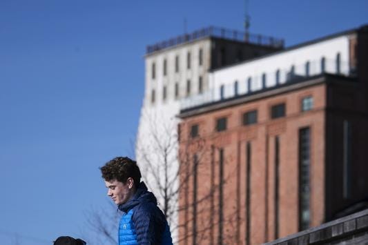 Albert Sahlstöm, 14, soittaa vuonna 1840 rakennettua viulua ja arvostaa Finlandssvenska Instrumentfondenilta saatua soitinlainaa korkealle.- Soittimella on suuri merkitys. Vaikka olisit miten hyvä, se ei paljon auta, jos soitin on huono. KUVAT: JARNO PELLINEN
