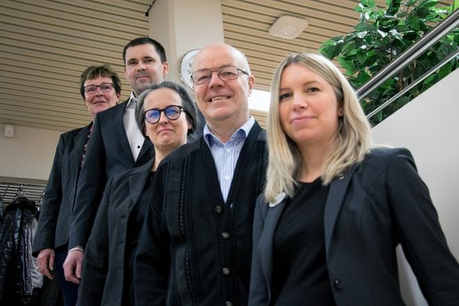 Suupohjan rannikolla on kolme säästöpankkkisäätiötä. Närpiön säätiön asiamies on Ann-Cecilia Rönnskog (edessä) ja hallituksen puheenjohtaja Peter Andersin. Pankin toimitusjohtaja on Monika Mangs. Kristiinan säätiön asiamies on Joakim Lind ja Yttermarkin Tina Ånäs (takana). KUVA: JORMA HAVULA