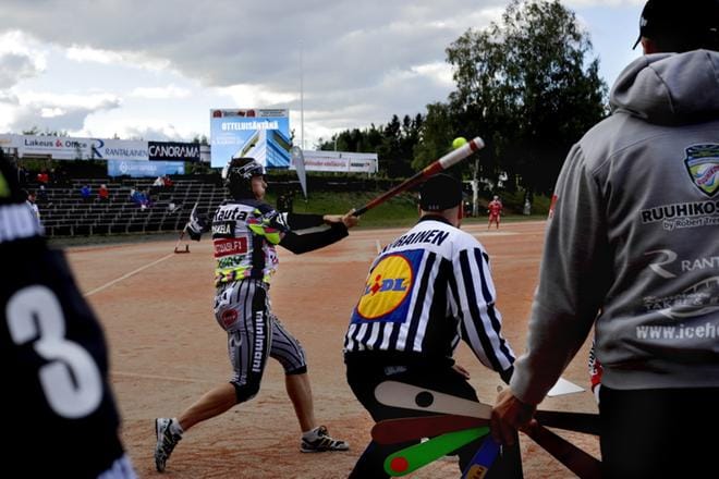 JymyJussien jokeri Jouni Koskelan ilta oli mailan varressa vaikea, sillä hän onnistui vain yhdessä neljästä kärkilyöntiyrityksestään. Jalat kuitenkin kävivät, sillä mies toi joukkuelleen kaksi juoksua. KUVA: HEIKKI HAKANEN