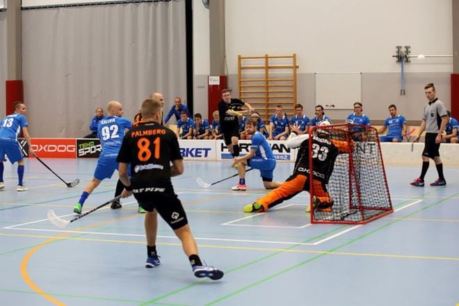 SB Vaasan Paapat on joukkue, jossa pelaa salibandytaipaleen ehtoopuolella olevia pelaajia Pohjanmaan 2. divisioonassa. Entisiä divaritason pelaajia on mukana SB Vaasasta ja kuvassa vastustajana olevasta Blue Foxista. KUVA: GLENN HÄGG