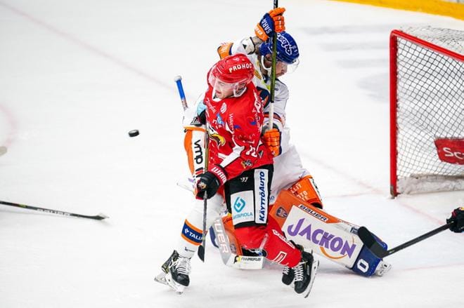 Sport kukisti torstaina kotiottelussaan liigakakkosena olevan Tapparan. Kuvassa Tappara-puolustuksen puristuksessa Sportin Jesse Paukku. Kuva: Samppa Toivonen