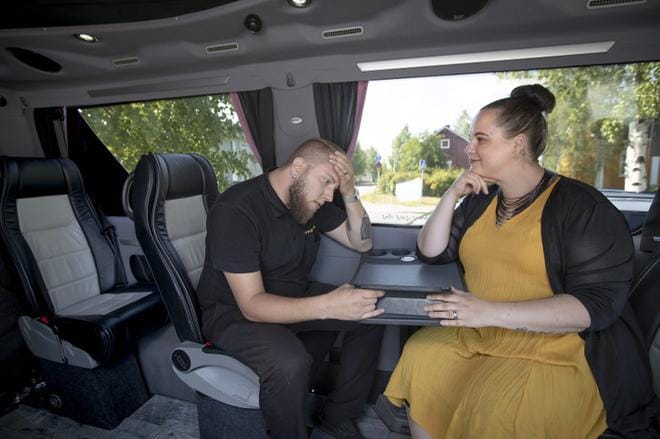 Toni ja Paula Jaakola jakavat sekä taksiyrityksensä työt että kodin arjen. Hankalinta on yhteisen ajan löytäminen perheenä. Siksi työasiat pyritään jättämään kynnykselle. KUVA: Pekka Peura