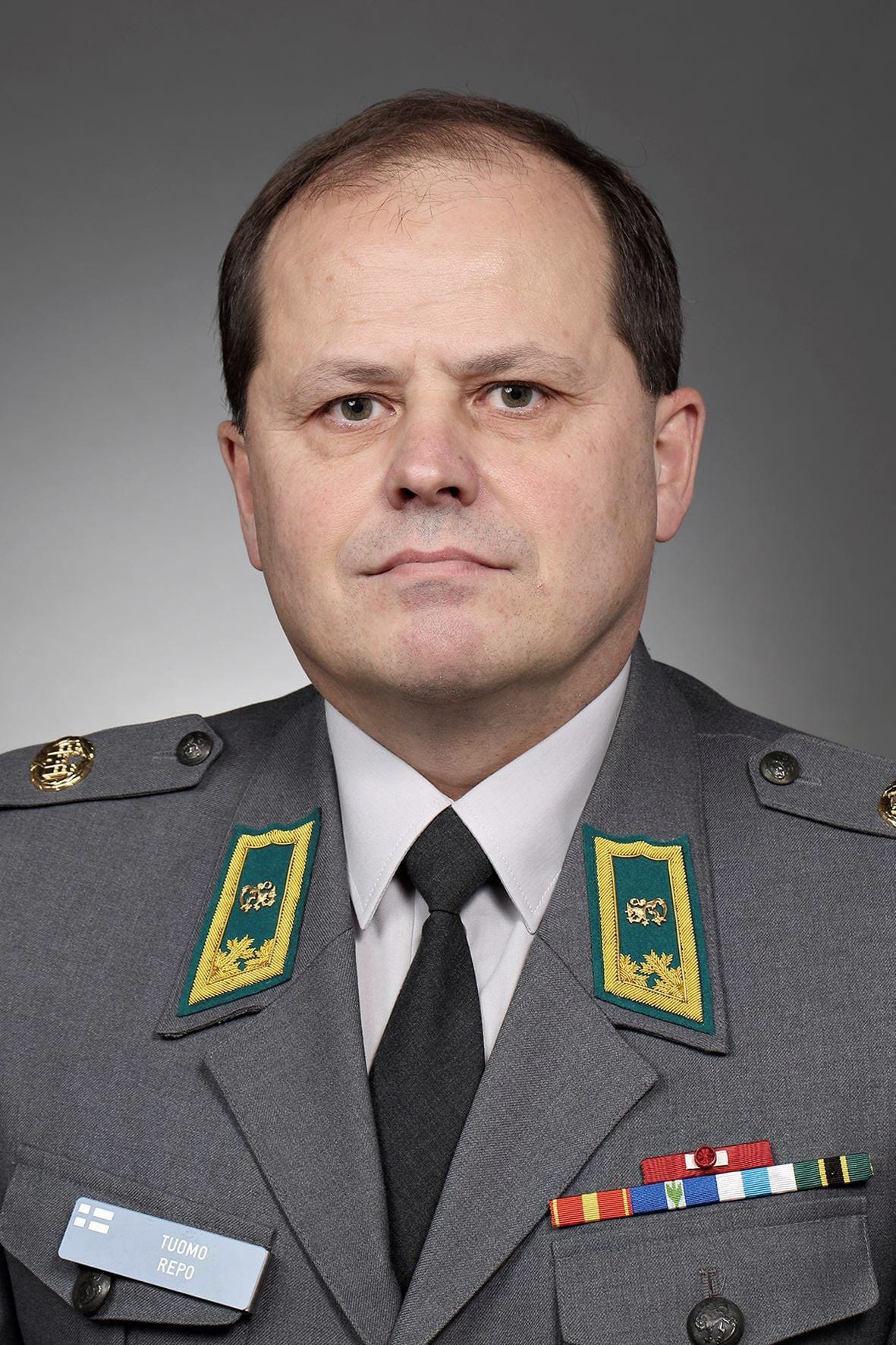 Prikaatikenraali Tuomo Repo on palvellut Kainuun prikaatin komentajana kesäkuusta 2017 lähtien. Sitä ennen hän on palvellut apulaissotilasedustajana Suomen Nato edustustossa Brysselissä, sektorijohtajana Pääesikunnassa sekä Uudenmaan jääkäripataljoonan komentajana Kaartin jääkärirykmentissä. Hänet ylennettiin everstiksi vuonna 2014.
