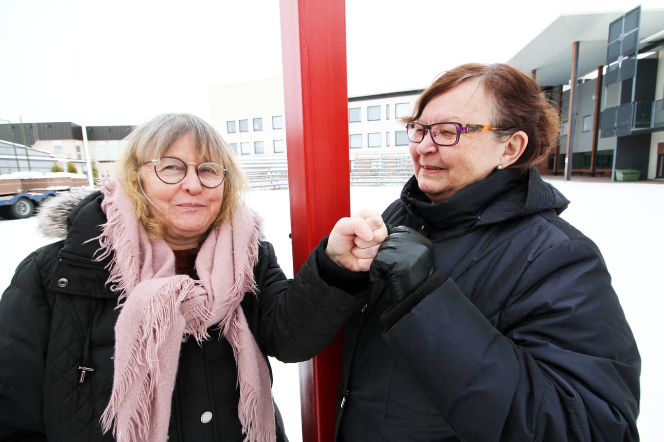 Ritva-Liisa Pihlaja (vasemmalla) on työstänyt Via Dolorosan maailmaa yhdessä Pirkko Moisanderin kanssa. Limingan koulukeskuksen sisäpihalle rakentuu tällä viikolla Jerusalemin kaupunki.