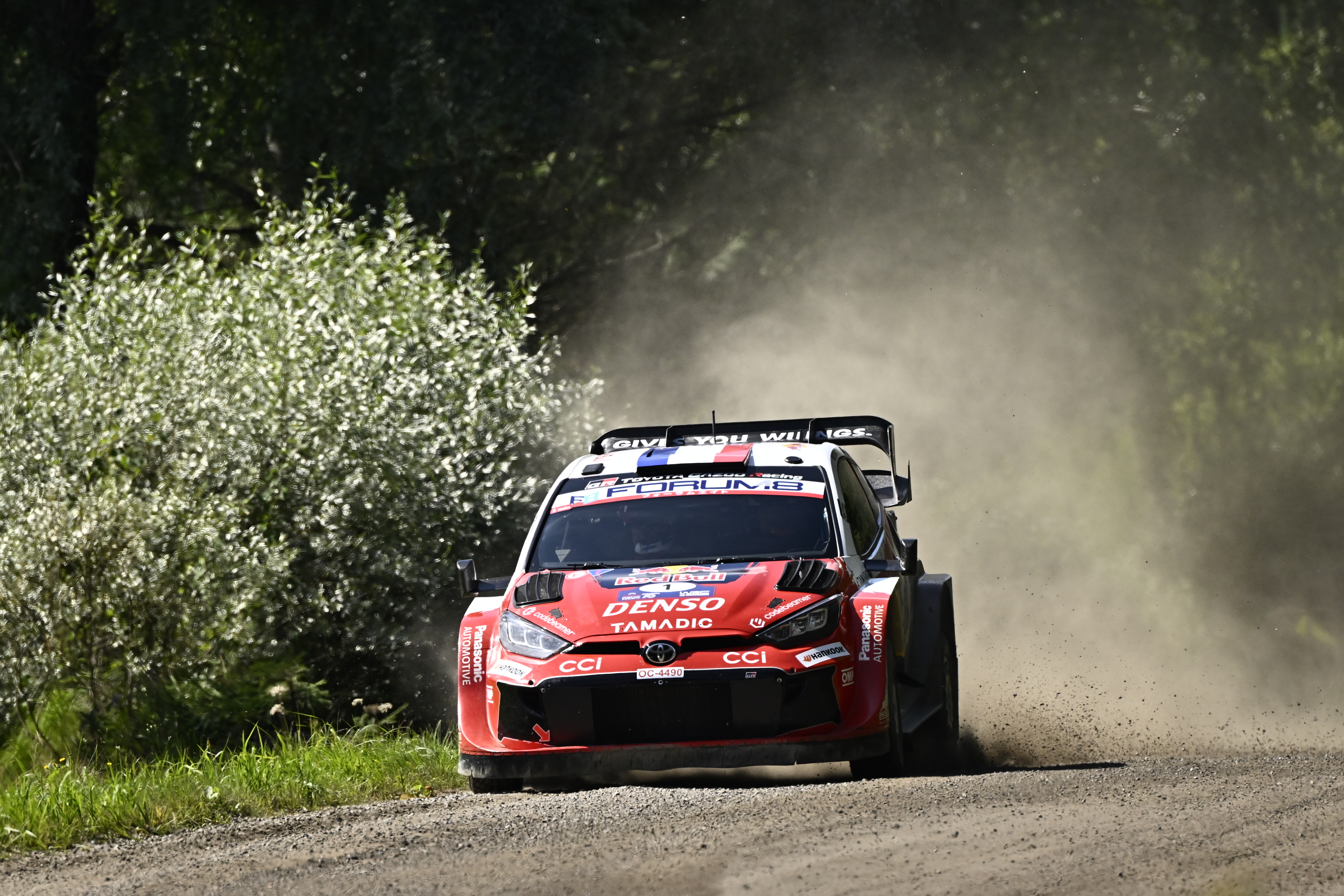 Sebastien Ogier ajoi rajusti ulos Suomen MM-rallin kärkipaikalta – Sami Pajari johdossa yötauolle
