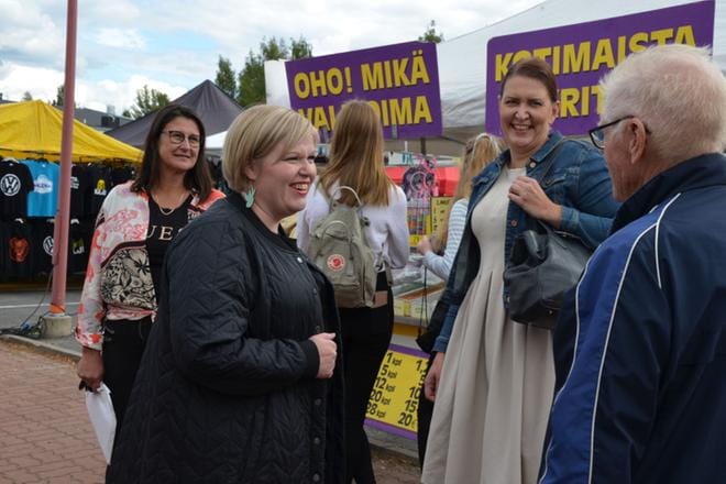 Tiede- ja kulttuuriministeri sekä keskustan puheenjohtajaehdokas Annika Saarikko saapui Finsumäen markkinoille iltapäivällä puoluesihteeri Riikka Pirkkalaisen kanssa. Mukana oli myös keskustan piirin edustaja Helena Tuuri-Tammela. Saarikko vaihtoi ajatuksia pietarsaarelaisen Heino Pitkäkankaan kanssa. KUVAT: OUTI RANTALA