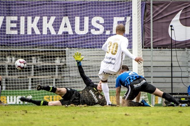 Brasilailaistoppari Jose Nadson laukoi SJK:n 1-0 johtoon tehden ensimmäisen maalinsa Veikkausliigassa. KUVA: JANE ILTANEN