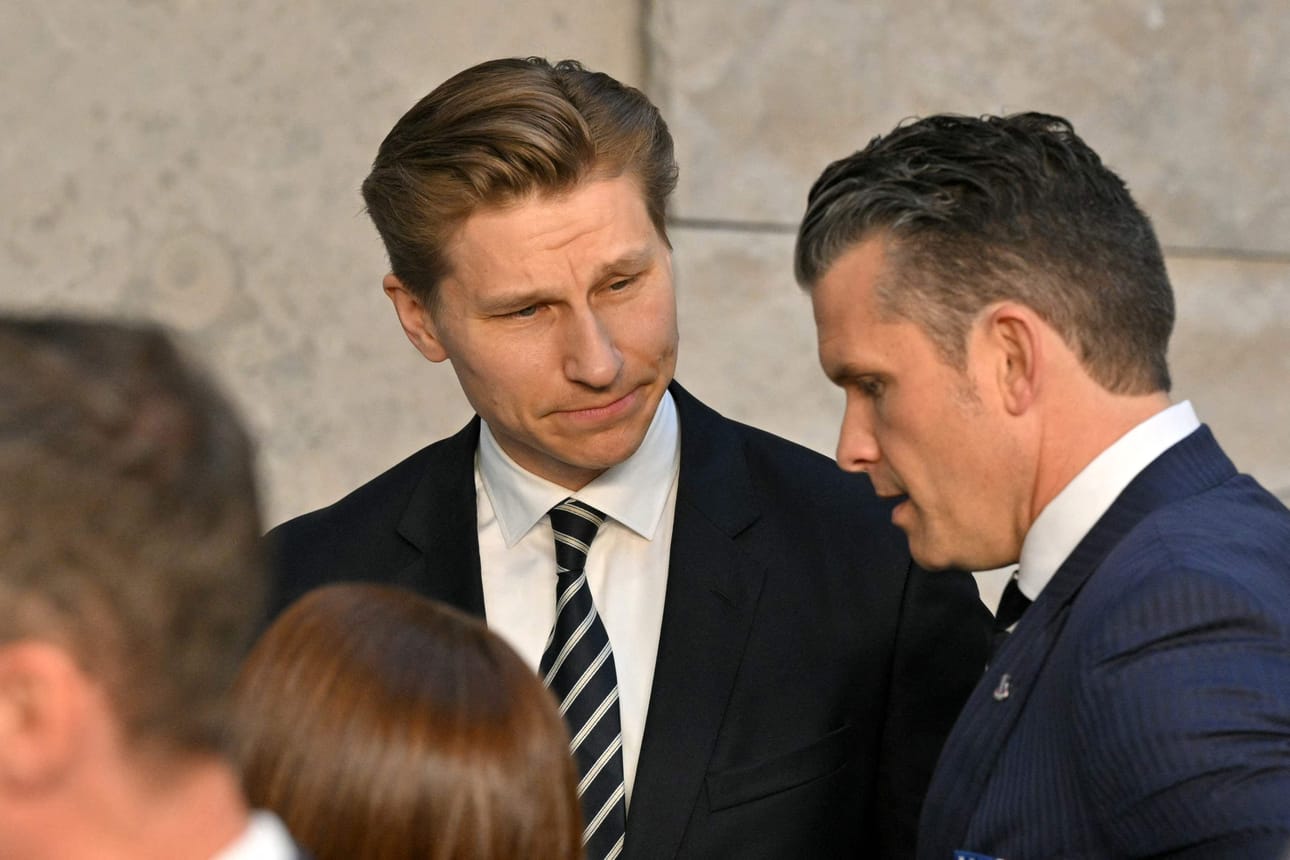 Puolustusministeri Antti Häkkäsen (kok.) mukaan tarve menojen nostamiseen liittyy puolustussuunnittelusta tuleviin uusiin suorituskykytavoitteisiin. Kuvassa myös Yhdysvaltain puolustusministeri Pete Hegseth (oik). LEHTIKUVA/AFP