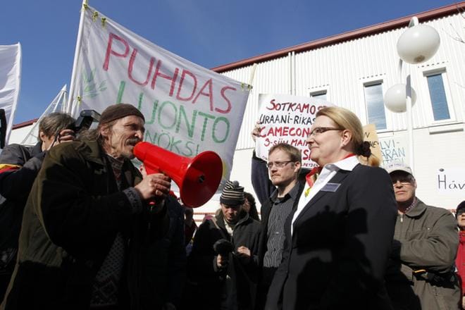 Stop Talvivaara -liike perustettiin keväällä 2012. Huhtikuussa 2012 se osoitti mieltään Talvivaaran yhtiökokouksen edustalla Hannu Hyvösen (vasemmalla) johdolla. KUVA: Eila Kilpeläinen