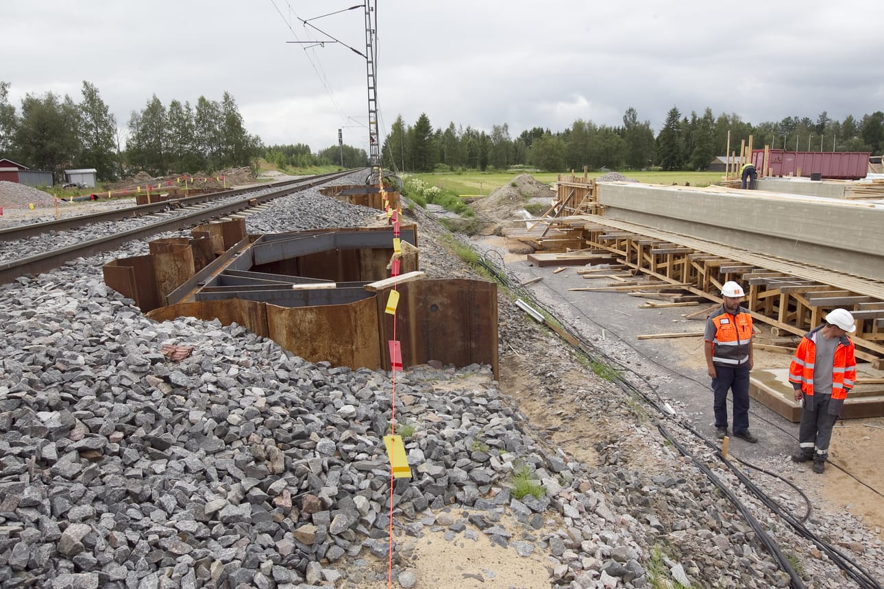 Radan viereen rakennettu rautatiesilta nostetaan paikoilleen tukipaalujen päälle elokuun alussa. Pappilan alikulku avataan kevyelle liikenteelle myöhemmin syksyllä. Limingan uusien alikulkujen valmistuttua monen tasoristeyksen käyttö voidaan lopettaa.