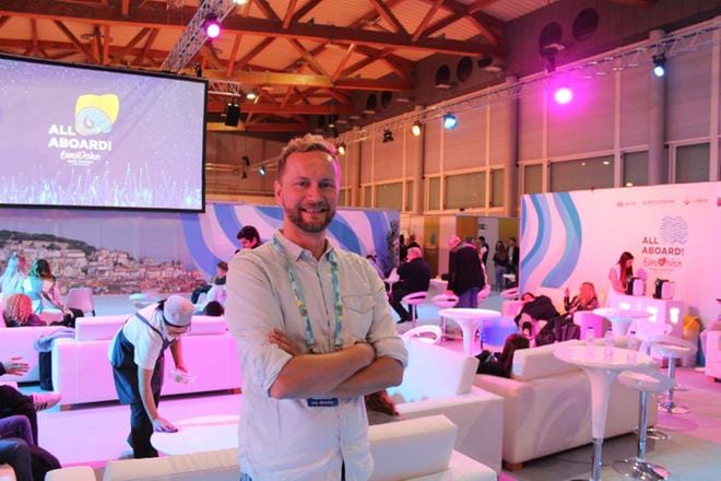 Sanavalmis Ylen kommentaattori Mikko Silvennoinen on Euroviisujen takahuoneessa kuin kotonaan. KUVA: Joonas Kuikka