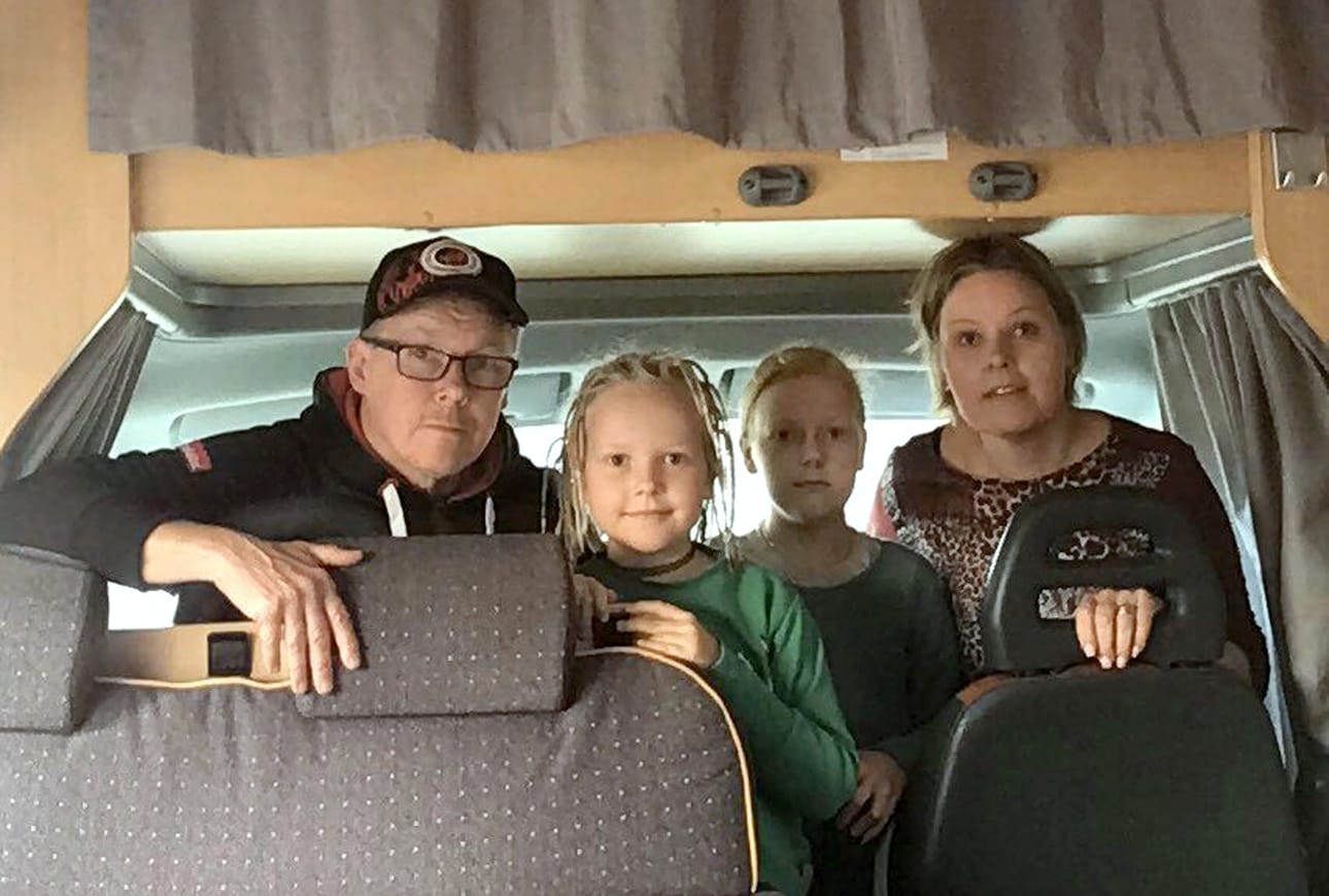 Ismo Ja Ira Toppinen matkasivat Espanjan Fuengirolasta takaisin kotiin Leskelään suurlähetystön suosituksen mukaisesti. Koronatilanteen ns. sulkemilla rajoilla ei Keski-Euroopassa kysytty passeja, saati pysäytelty. Vasta Suomessa passit katsottiin ensimmäisen kerran. Nyt edessä on kahden viikon kotikaranteeni.