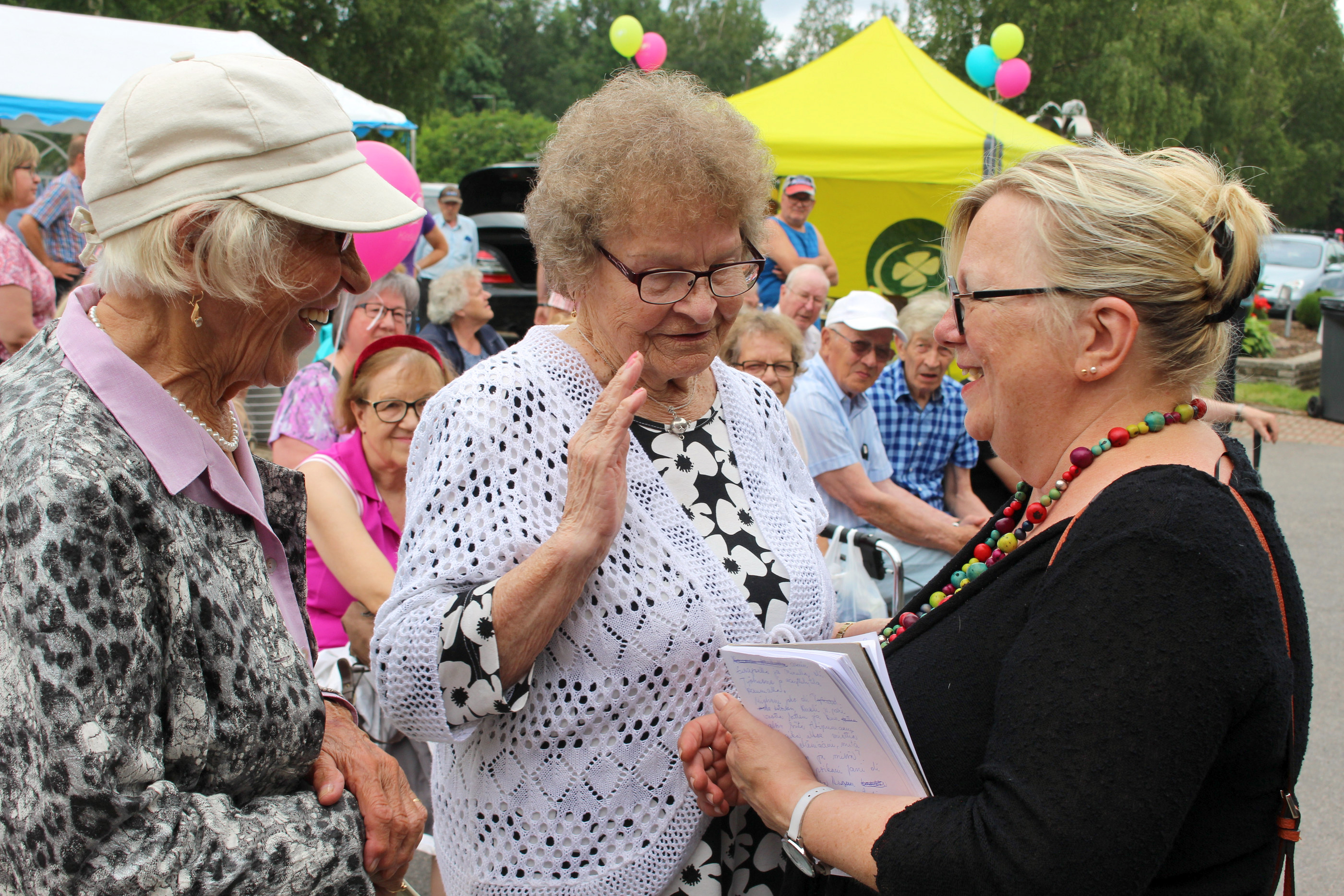 Paluumuuttajan puheen pitänyttä Maija Kantasta (oik.) tervehtimässä entisiä perhetuttuja Aino Tahvola ja Mirjam Hassi.