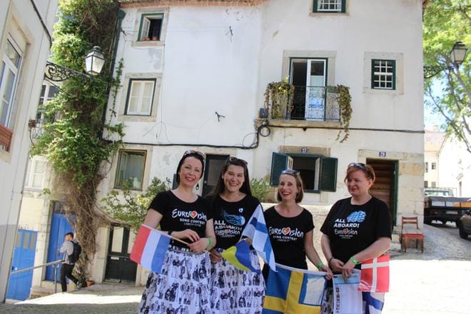 Suomalaiset euroviisufanit Sanna-Mari Mertaniemi, Heidi Okkonen, Mia Gerdt ja Marja Räisänen viihtyvät taustalla näkyvässä tunnelmallisessa asunnossa yhdellä Lissabonin seitsemästä kukkulasta. KUVA: Joonas Kuikka