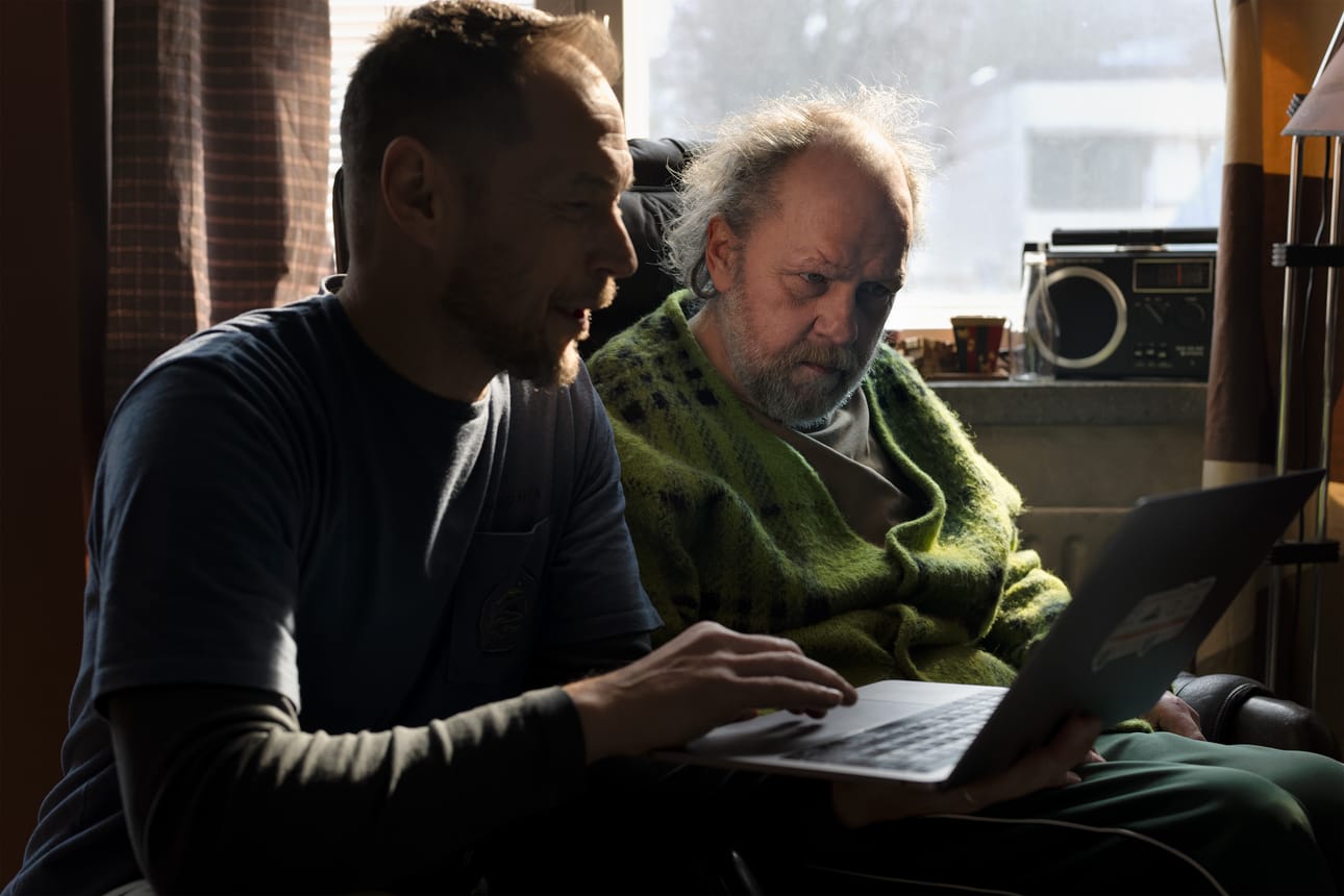 Aleksi Salmenperä alkoi suunnitella Isänpäivä-elokuvaa Tomi Lindforsin piipahdettua pienessä roolissa hänen Tyhjiö-elokuvassaan.