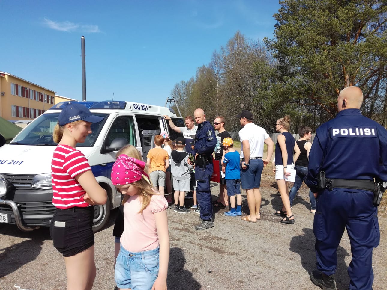 Karvakonstaapeli Kreo kiinnosti yleisöä.