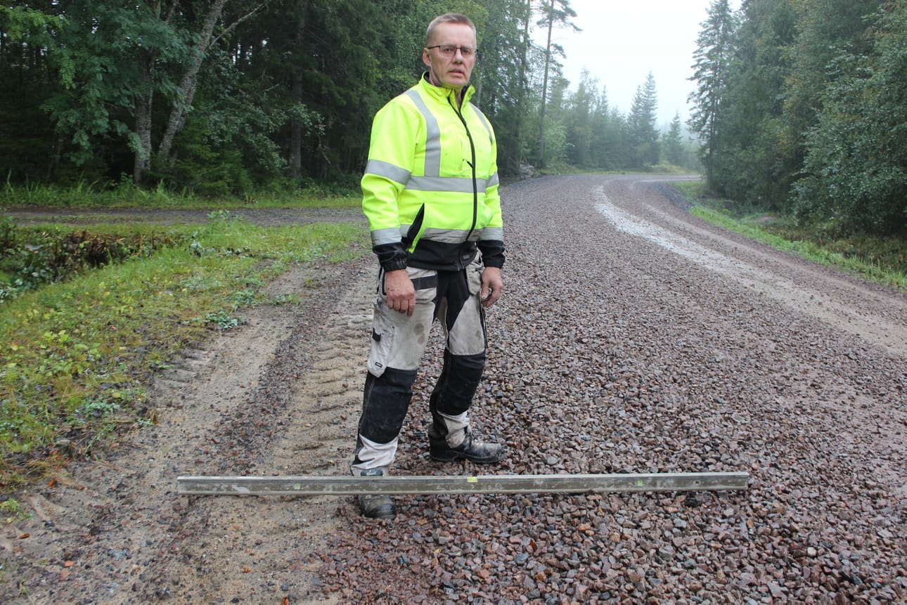 Vaikea on pysyä henkilöautolla tiellä tai väistää vastaantulijaa. Sepeliä on niin paksulti, että korkealestinen työkenkä mahtuu vaakatasossa olevan vatupassin alle. Suuryhtiöiden ehdoilla pelataan, arvelee Tapani Pitkäkoski.