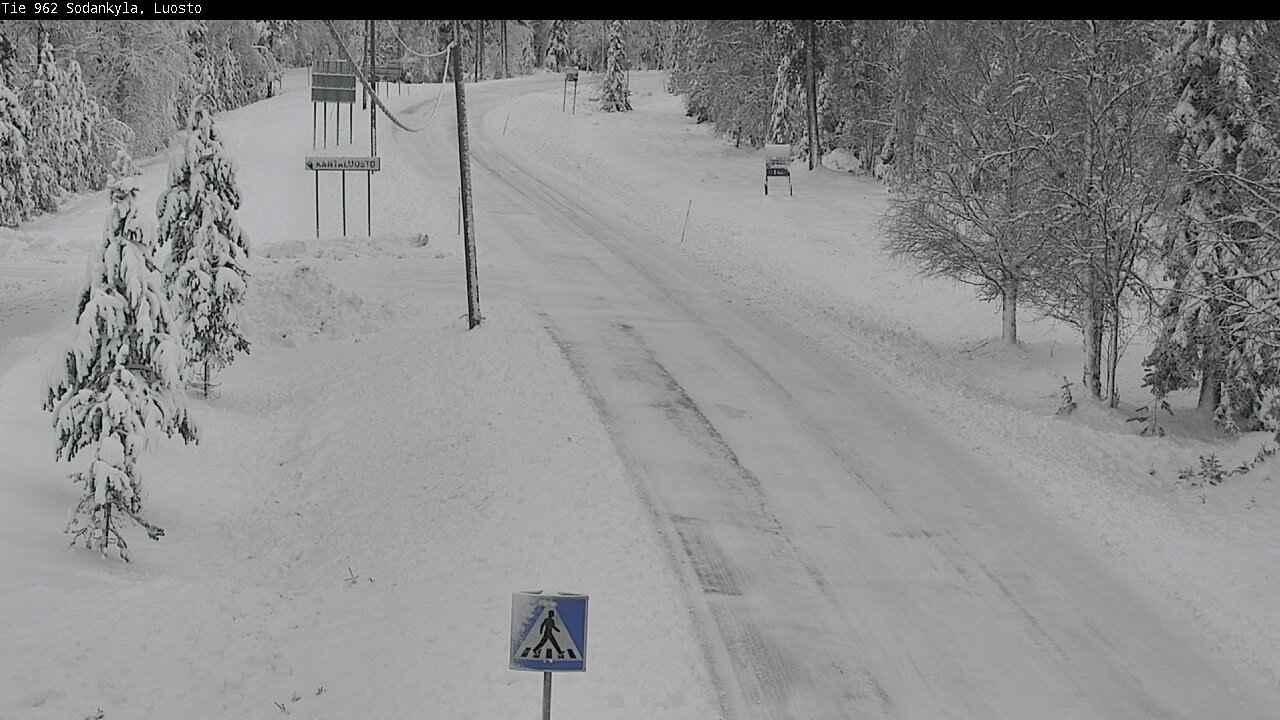 Luostolla on useampi talous ilman sähköä. Kuva Tieltä 962 Kemijärvelle.