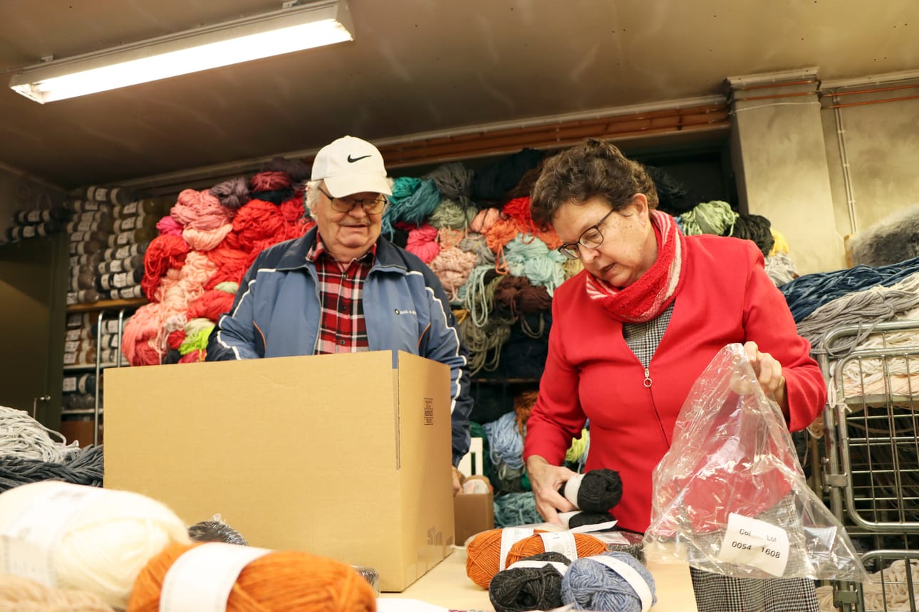 Kari ja Hilkka Pukkila pakkasivat maanantaina asiakkaan nettitilausta pakettiin myymälässä Tainuksessa.