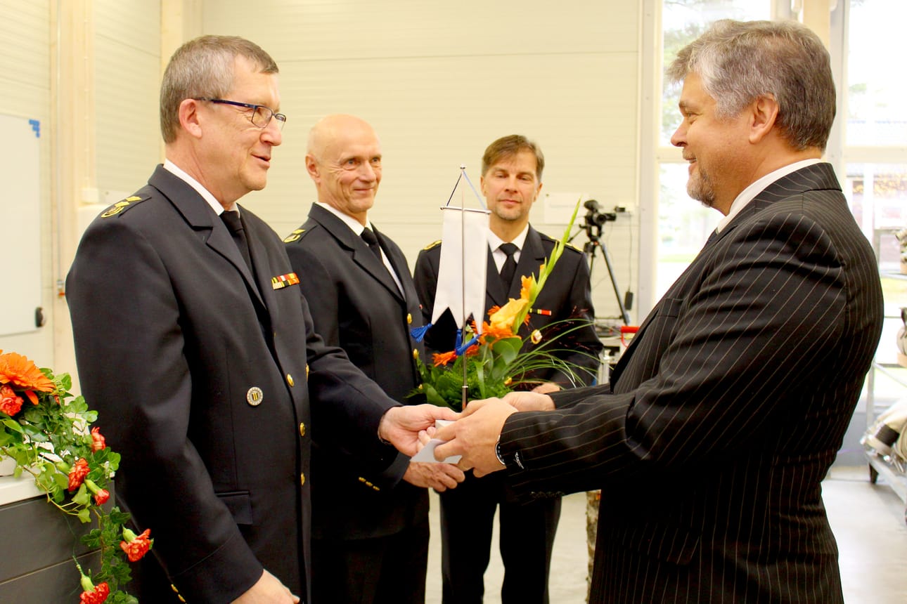 Ruukin paloaseman kalustonhoitajan toimesta heinäkuun alussa eläkkeelle jäänyttä Raimo Niinimaata muistettiin vihkijäisjuhlassa. Läksiäislahjaa luovuttamassa Jarmo Haapanen, Pekka Kankaanpää ja Kauko Himanka.