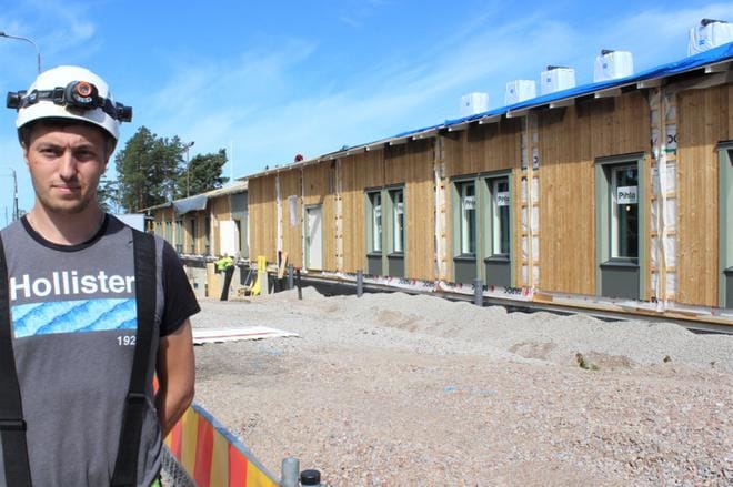 Työt toivat Porvoon saaristossa asuvan Björn Kellgrenin Kaskisiin. Hän toimii palvelukeskuksen työmaavastaavana porvoolaisyritys Flexatorissa. KUVA: LOTTA KALLIO