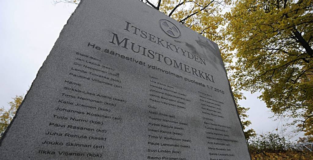 Ympäristöjärjestö Greenpeace on kaiverruttanut lisäydinvoiman puolesta äänestäneiden kansanedustajien nimet kiviseen muistomerkkiin.