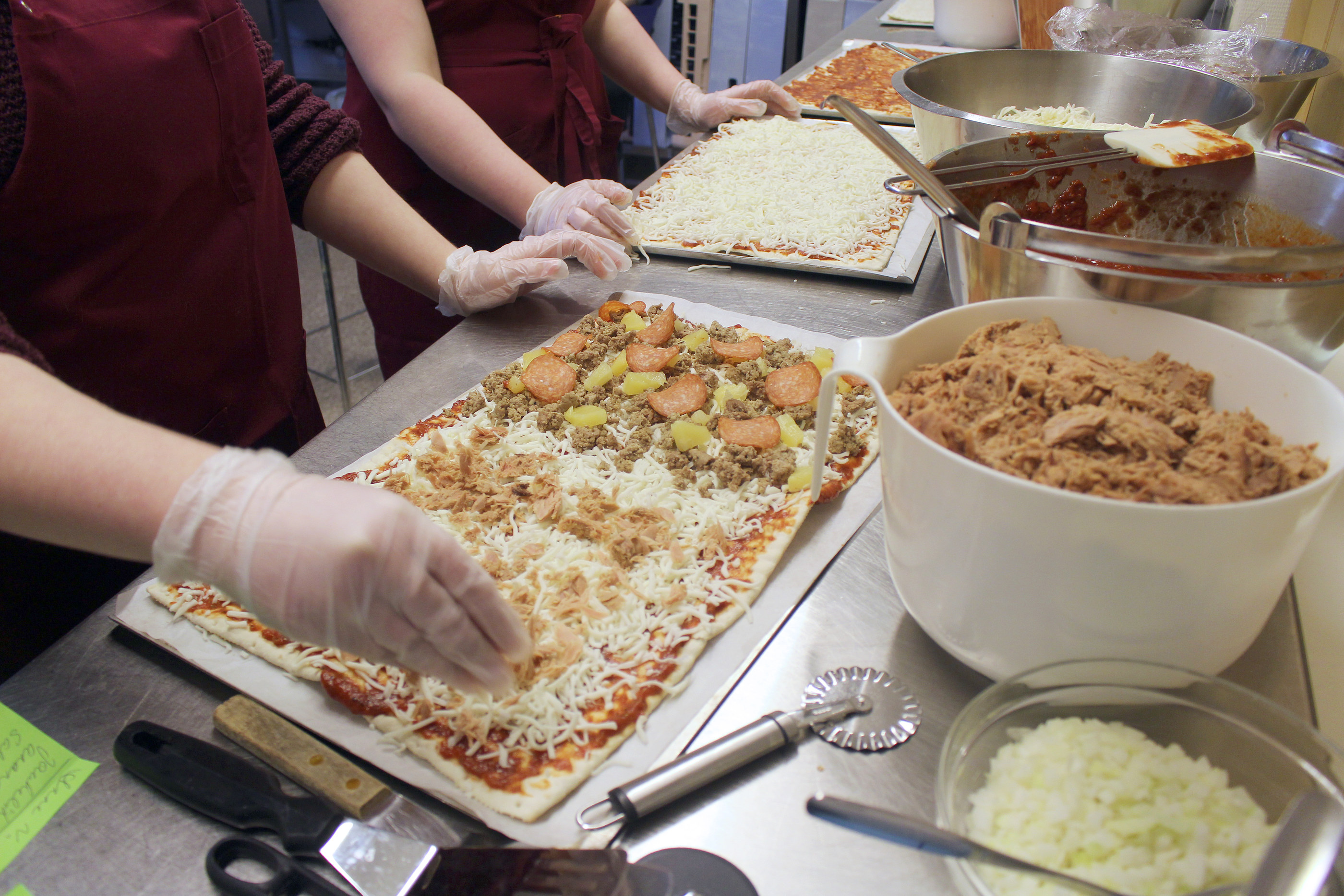 Täytteiden asettelussa ei kinkku kaveria kattellu, niin ruokaisia pizzoja buffettiin ja kotipaketteihin tarjoiltiin.