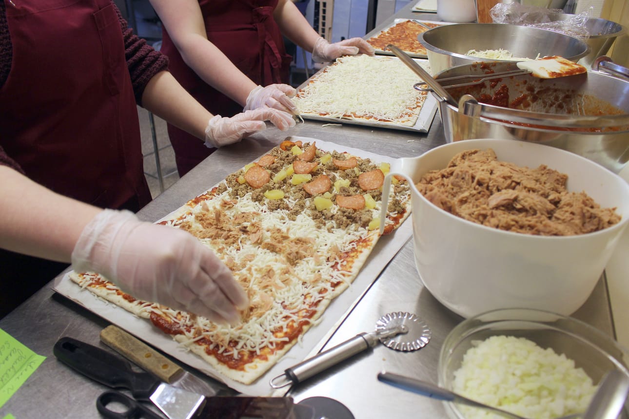 Täytteiden asettelussa ei kinkku kaveria kattellu, niin ruokaisia pizzoja buffettiin ja kotipaketteihin tarjoiltiin.