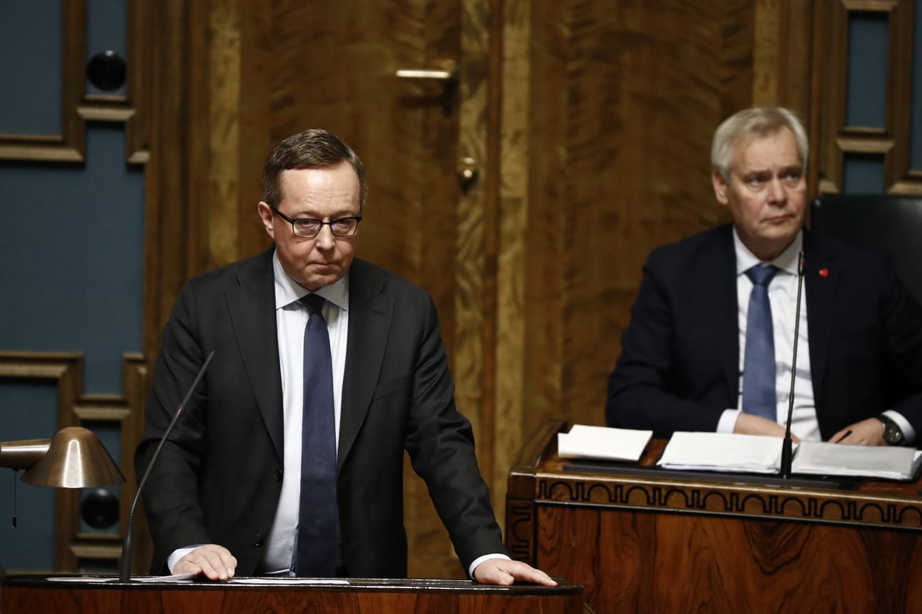 Pääministeri Antti Rinne (oik.) kuunteli vieressä, kun valtiovarainministeri Mika Lintilä vastasi välikysymykseen.