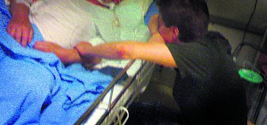 Jopa kuukausia tajuttomana maannut potilas voi kuulla, vaikka hän ei pysty millään tavalla reagoimaan ympäristöönsä. Koomaan vaipuneelle kannattaa siis puhua.