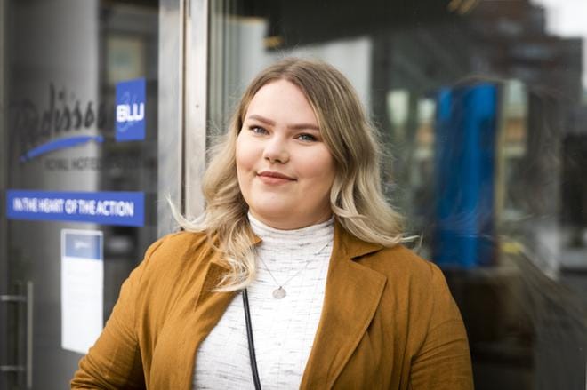 Restonomiksi opiskeleva Ida-Maria Lajoma lomautettiin keväällä työstään hotellin vastaanotossa. Nyt hän valmistelee opinnäytetyötään, mutta aikoo viivyttää valmistumistaan koronapandemian takia. KUVA: Arttu Laitala / arkisto