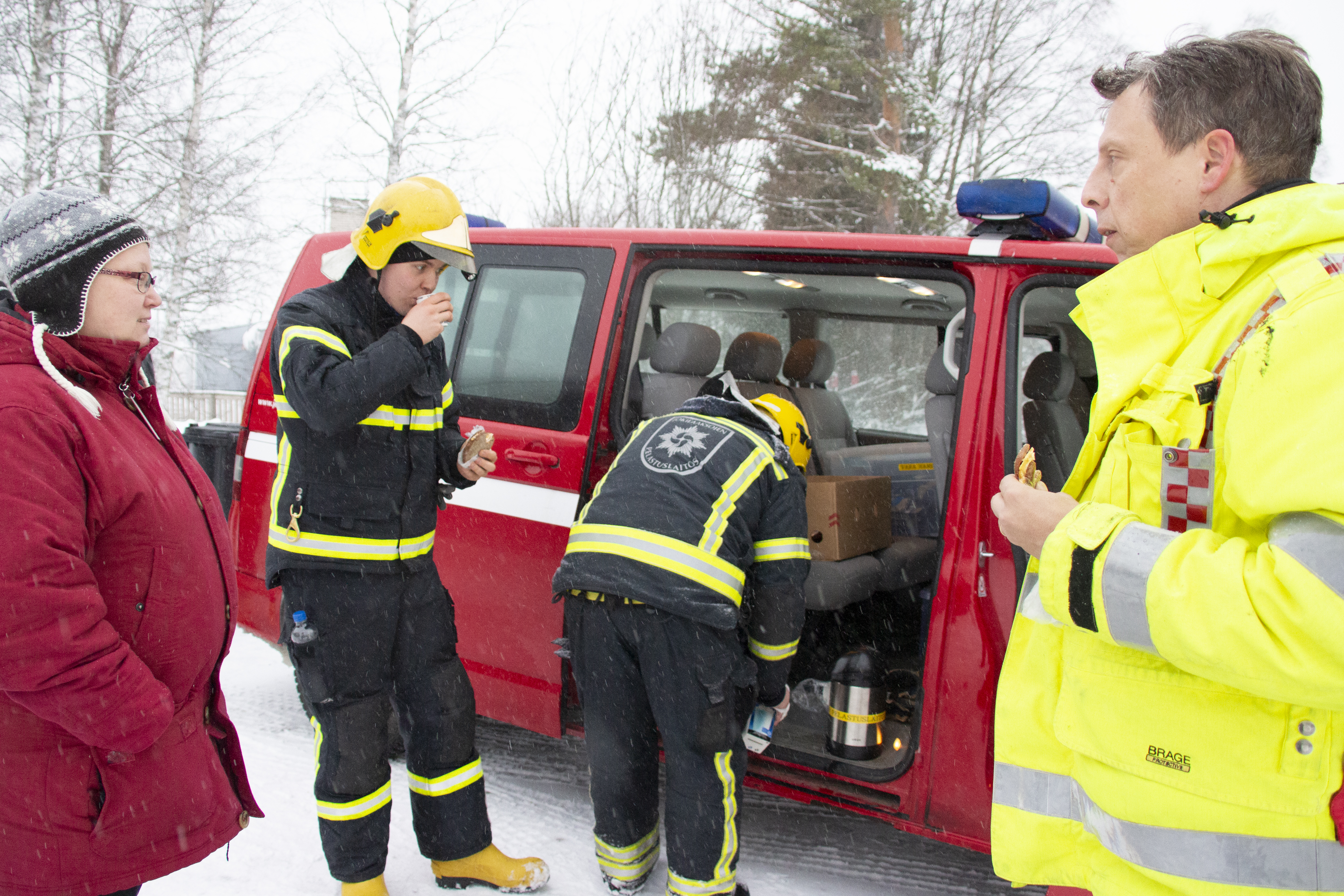 Pulkkilan naisosaston  puheenjohtaja Tarja Roininen jutteli sammutustehtävää johtaneen Jarmo Myllymäen kanssa muonituksen tarpeellisuudesta.