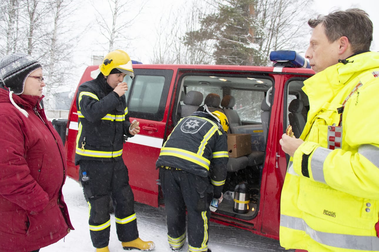 Pulkkilan naisosaston puheenjohtaja Tarja Roininen jutteli sammutustehtävää johtaneen Jarmo Myllymäen kanssa muonituksen tarpeellisuudesta.