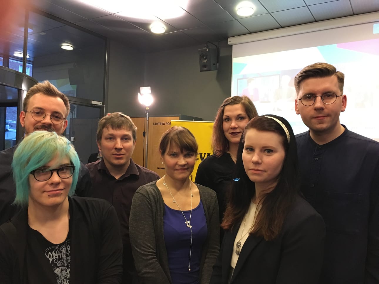 Perussuomalaisia nuoria Pohjois-Pohjanmaan vaalivalvojaisissa: Joona Kortelainen, Lev Stipakov, Jari Oiva, Krista Inkala, Auri Siika-aho, Jenna Simula ja Sebastian Tynkkynen