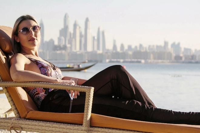 Dubai houkuttelee nuoria naisia myös Pohjoismaista töihin ja juhlimaan. Kuvassa ruotsalainen Julia. KUVA: Yle Kuvapalvelu