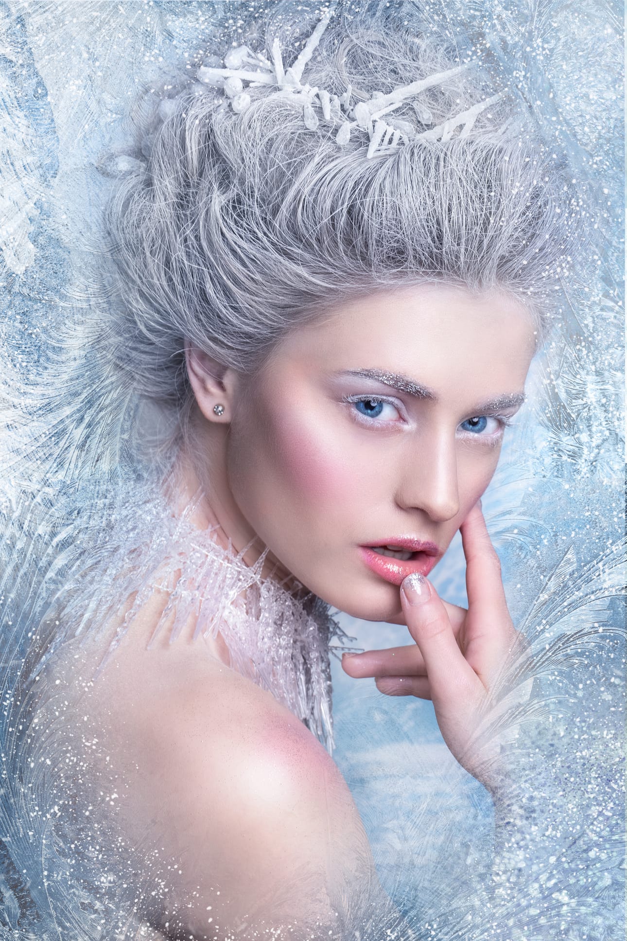 Arctic Fashion Show järjestetään Arctic Snow Hotelissa majesteettisten jääveistosten lomassa. Näytöksen luvataan olevan täynnä Lapin taikaa ja arktisuutta, mitä myös muotinäytöksen mainoskuva henkii.