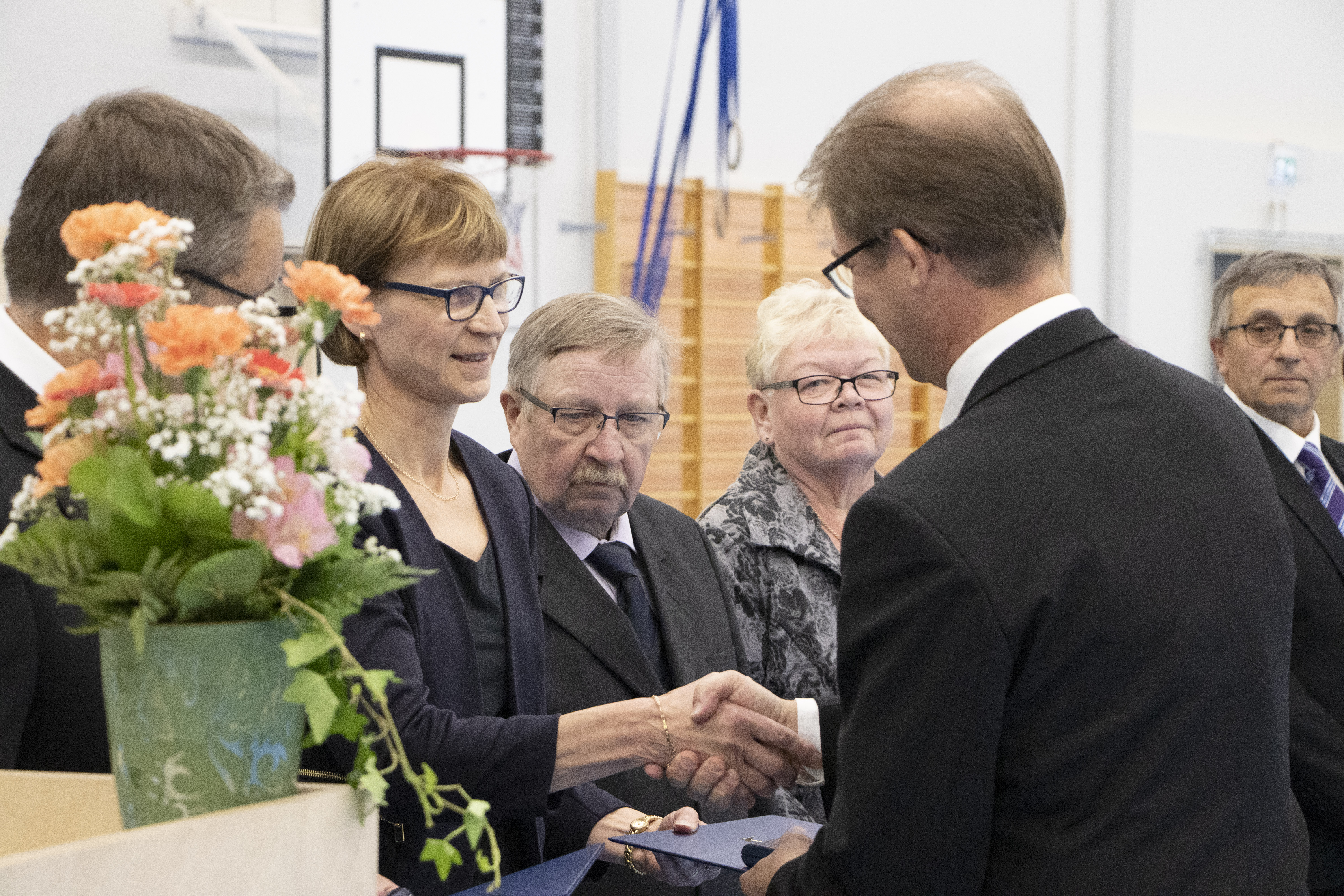 Kunniamerkit vähintään 30 vuoden työsuhteesta tai luottamustoimista jakoi rehtori Samuli Yrjänä. Merkin ja kunniakirjan saamisvuorossa Terttu Heikkinen. 
