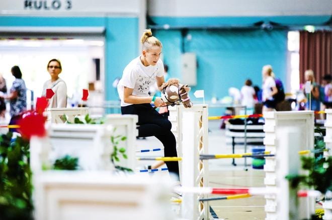 Lapualainen Venla Matilainen, 13, osallistui Pilvi-hevosellaan esteratsastuksen tyyliluokkaan Keppihevosten SM-kilpailuissa 2018. Arkistokuva: Krista Luoma