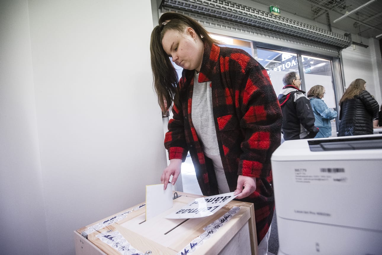 Ronja Linnala pohtii, aiheuttaakohan vaalien kaksi äänestyslippua hämmennystä ihmisissä.