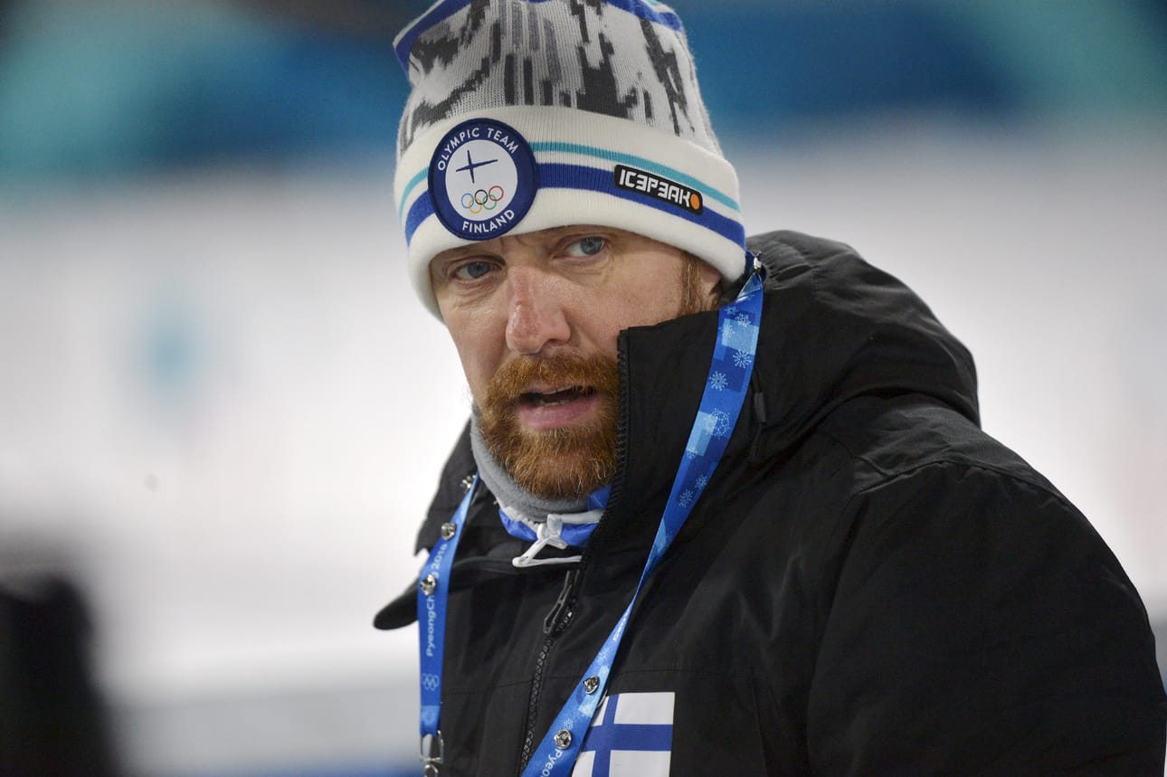 Ville Kotikumpu toimi maajoukkueen ampumavalmentajana kaudella 2017–2018. Hän oli tuolloin virkavapaalla Puolustusvoimista: ”Ei tarvinnut joka aamu olla leikkaamassa partaa.”