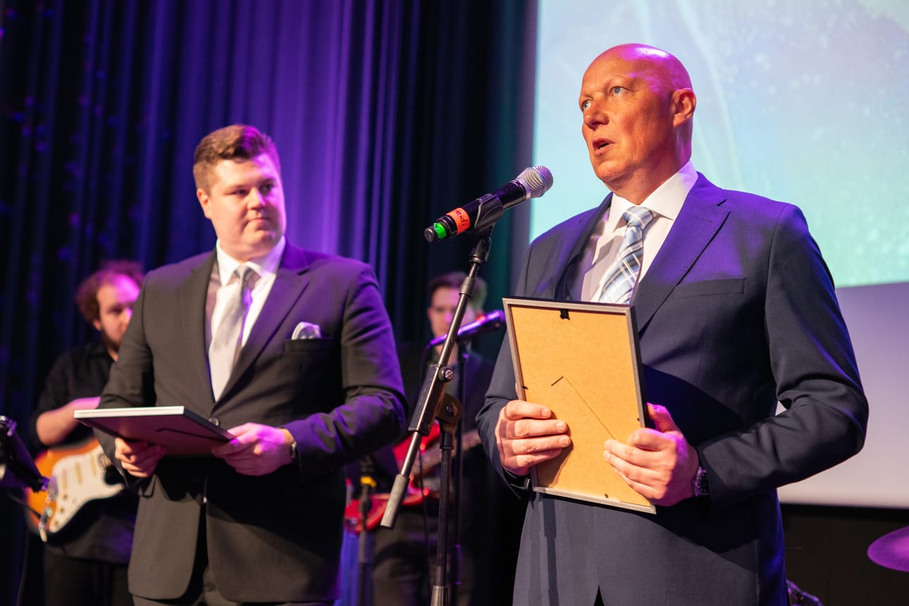 Insinööri Petteri Tyni (vas.) palkittiin Oamkin vuoden 2024 alumnina. Vuoden sidosryhmäksi valittiin Proventia, jonka palkinnon nouti toimitusjohtaja Jari Lotvonen.