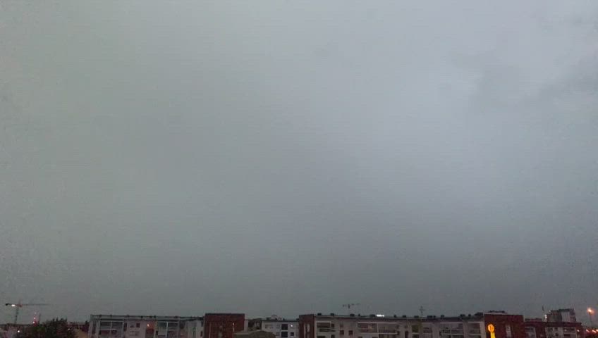 Salamointia Oulun yllä 17.8.2022