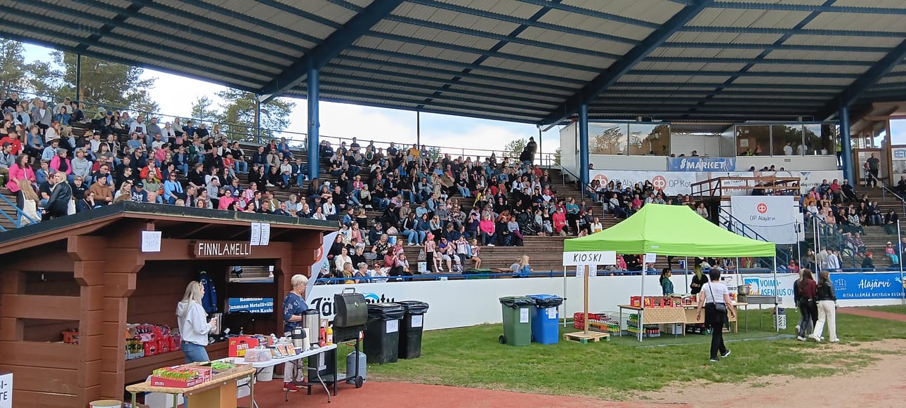 Etenkin katetun osan istumapaikat alkavat olla täynnä Kitron stadionilla.