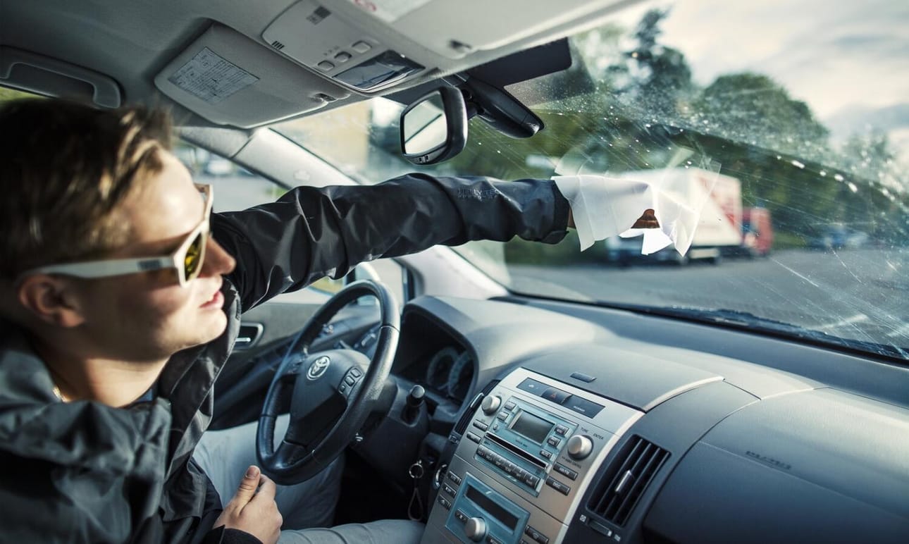 Hyvä näkyvyys autosta voi ratkaista sen, havaitsetko ajoissa vastaantulevan tai pysähtyneen ajoneuvon tai tietä ylittävän ihmisen. Tuulilasi kannattaa puhdistaa kesällä sisäpuolelta pölystä ja noesta. Se vähentää myös heijastumia.